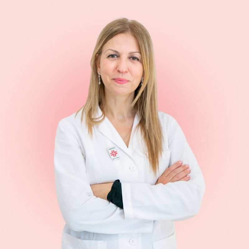 Ritratto di Elena Cocchiara, biologa nutrizionista ed esperta di genetica medica e alimentazione sostenibile.