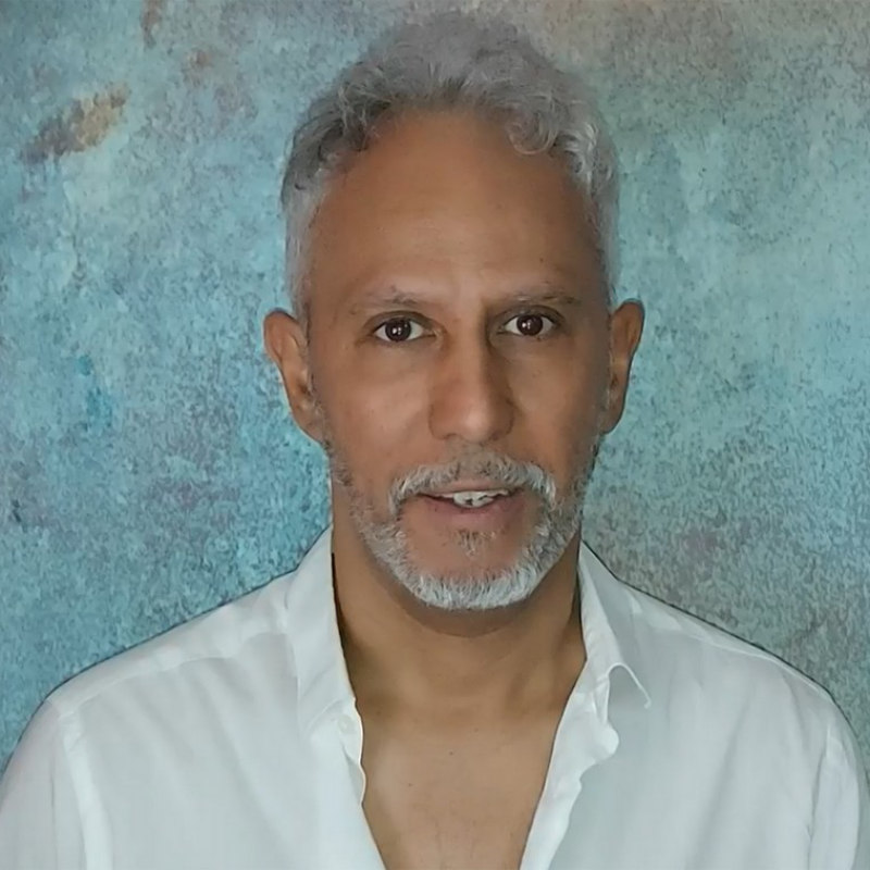 Ritratto di Alessandro Ghebreigziabiher, scrittore e narratore teatrale.