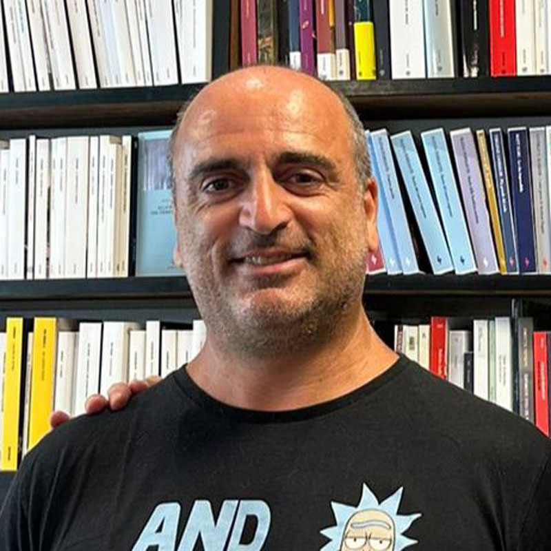 Ritratto di Angelo Orlando Meloni, scrittore italiano nato a Catania e residente a Siracusa, autore di romanzi pubblicati da Del Vecchio Editore.