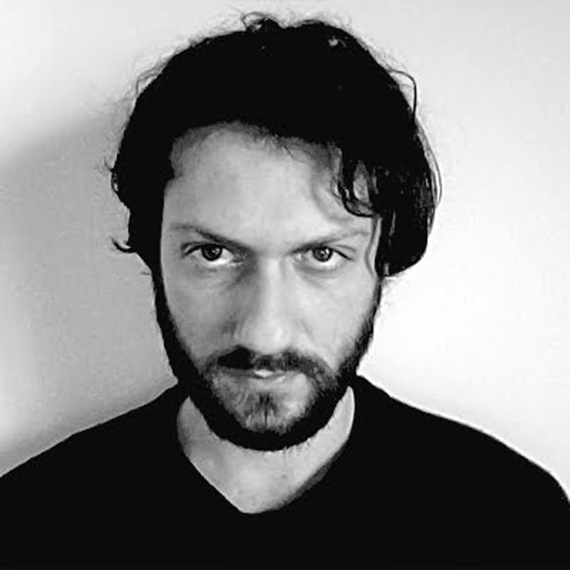 Ritratto di Carlo Sperduti, scrittore italiano attivo a Roma, autore di racconti e libri pubblicati da Intermezzi Editore.