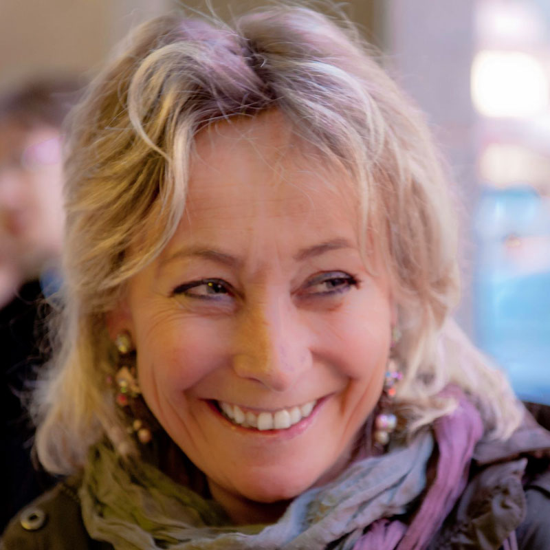 Ritratto di Daniela Rindi, scrittrice e attrice italiana nata a Milano, autrice di romanzi e opere collettive.