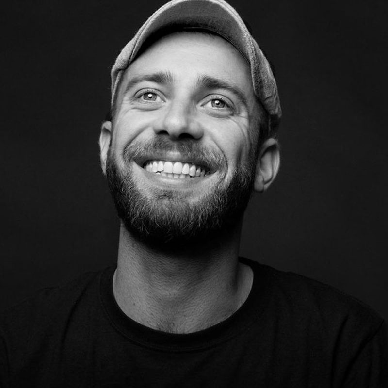 Ritratto di Daniele Pasquini, giornalista e scrittore italiano nato nel 1988, autore pubblicato da Intermezzi Editore.