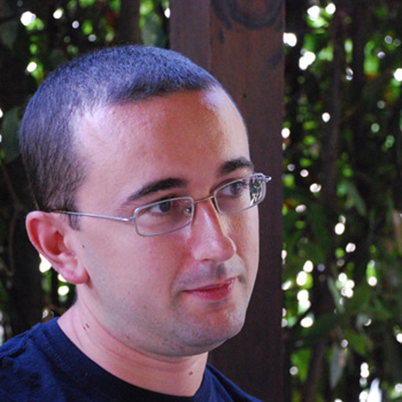 Ritratto di Gianluca Comuniello, scrittore e giornalista italiano, autore del libro Cinquanta.