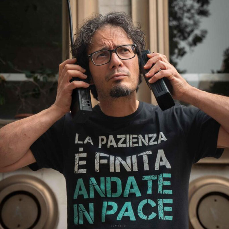 Ritratto di Gianluca Mercadante, scrittore italiano nato a Vercelli nel 1976, autore di racconti e antologie pubblicate da diversi editori.