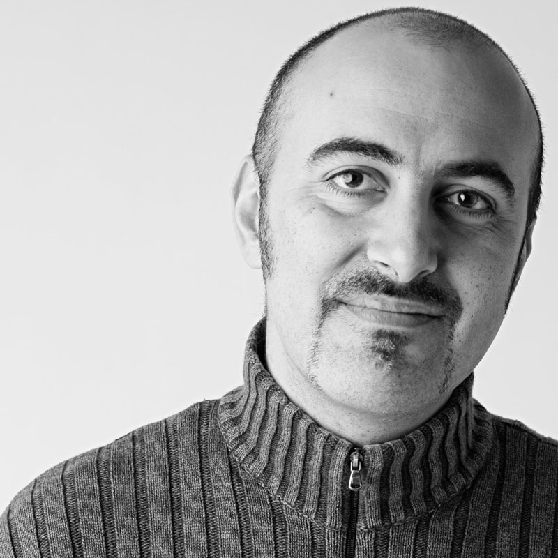 Ritratto di Gianluca Morozzi, scrittore italiano nato a Bologna nel 1971, autore di numerosi romanzi pubblicati dal 2001.