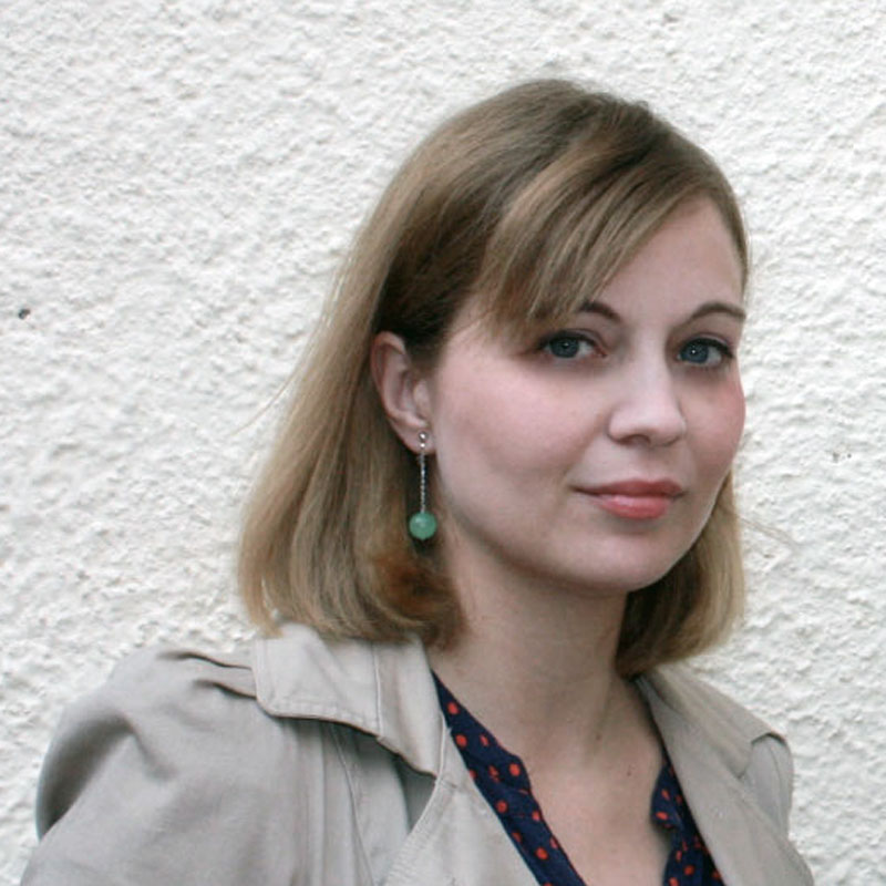 Ritratto di Ilaria Giannini, scrittrice e giornalista italiana nata a Pietrasanta nel 1982, autrice di racconti e romanzo d’esordio.