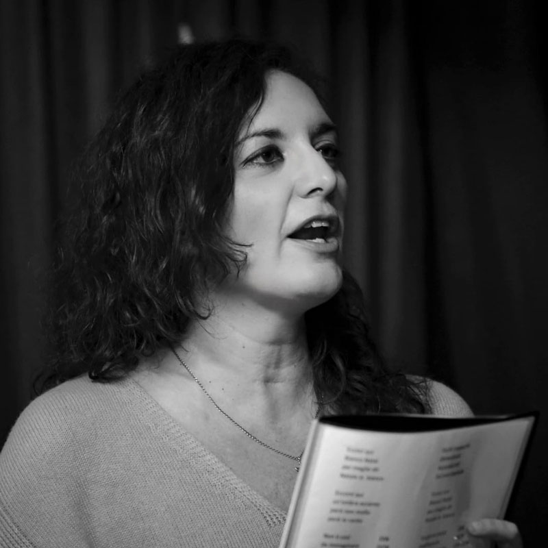 Ritratto di Ilaria Mazzeo, scrittrice italiana nata a Pistoia nel 1980, autrice di romanzi pubblicati da Intermezzi Editore.