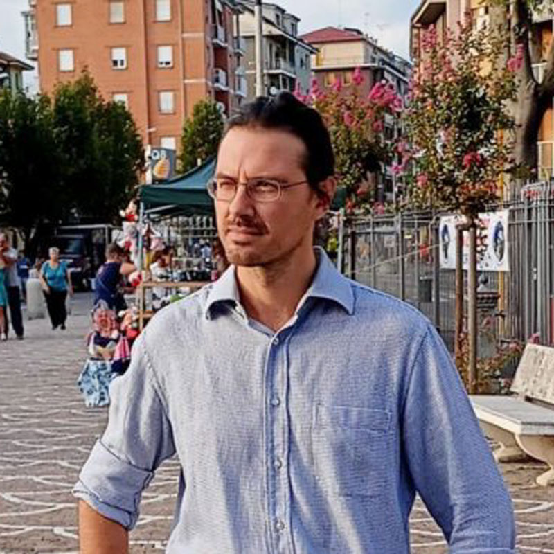 Ritratto di Marco Candida, scrittore italiano nato a Tortona nel 1978, autore di romanzi pubblicati tra il 2007 e il 2008.