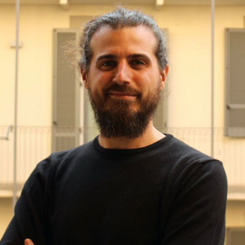 Ritratto di Michele Turazzi, scrittore italiano nato a Treviso nel 1986, autore di racconti e collaboratore editoriale.