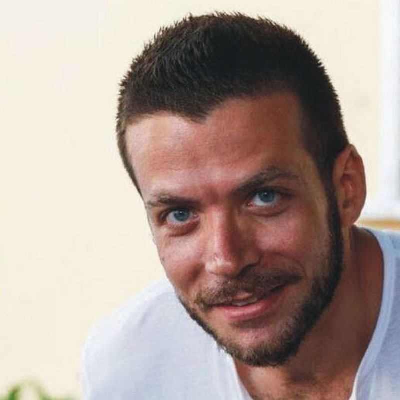 Ritratto di Stefano Sgambati, giornalista e scrittore italiano nato a Napoli nel 1980, autore e documentarista per Rai Educational.