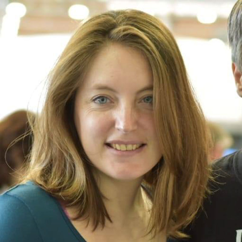 Ritratto di Carlotta Borasio, scrittrice ed editor italiana nata a Torino nel 1986, esperta di comunicazione e social media.