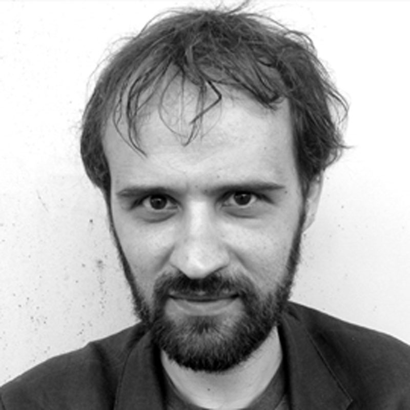 Ritratto di Cristò, scrittore italiano nato a Bari nel 1976, autore di romanzi pubblicati anche da Intermezzi Editore.