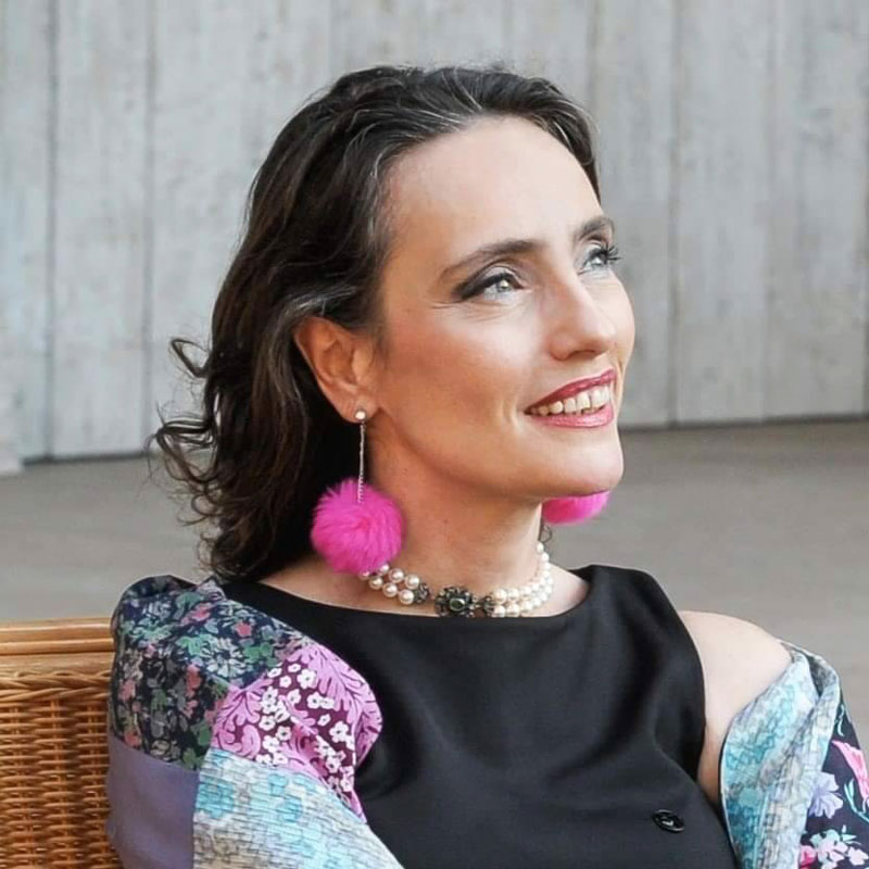 Ritratto di Federica Sgaggio, scrittrice e giornalista italiana, autrice di romanzi e saggi sul giornalismo.