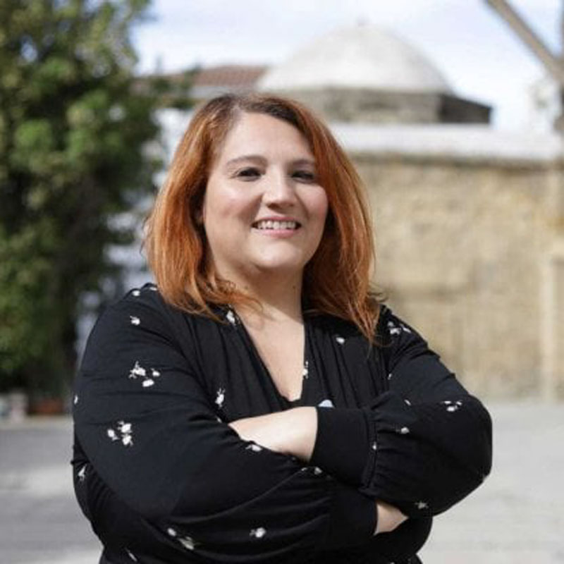 Ritratto di Francesca Greco, geografa esperta di politiche idriche internazionali e ricercatrice universitaria.