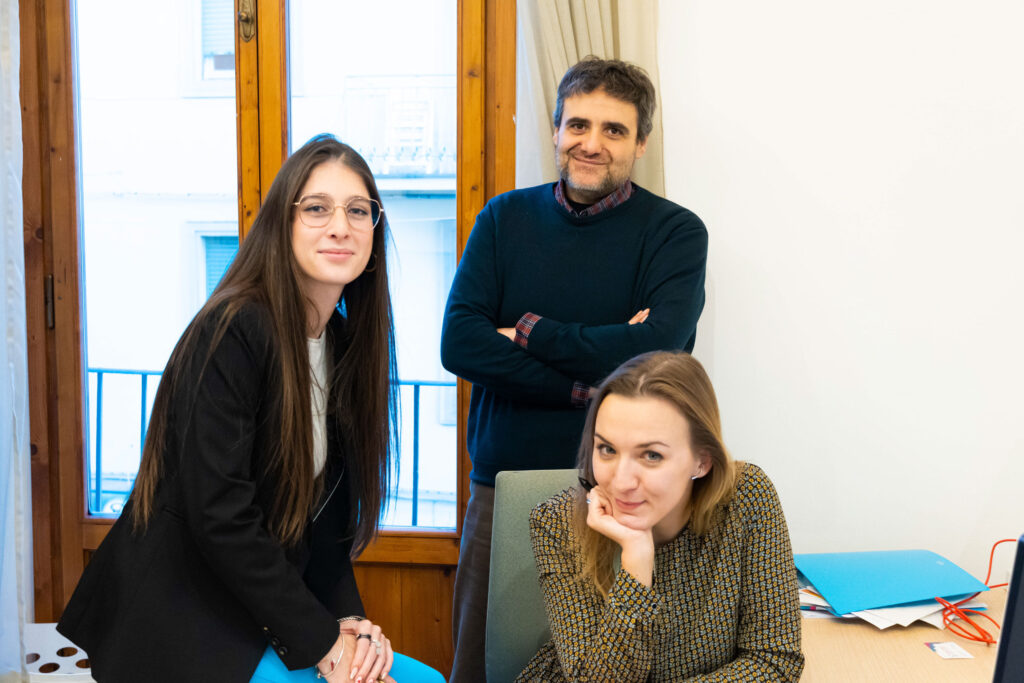 Manuele Vannucci, Giulia Frezza e Daria Kokareva nello spazio di lavoro di Trentuno Marketing & Comunicazione, team che affianca e sviluppa il progetto editoriale Intermezzi Editore.