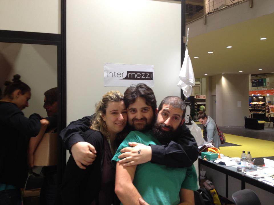 Il team fondatore di Intermezzi Editore al Salone del Libro di Torino, durante una delle prime esperienze pubbliche della casa editrice.